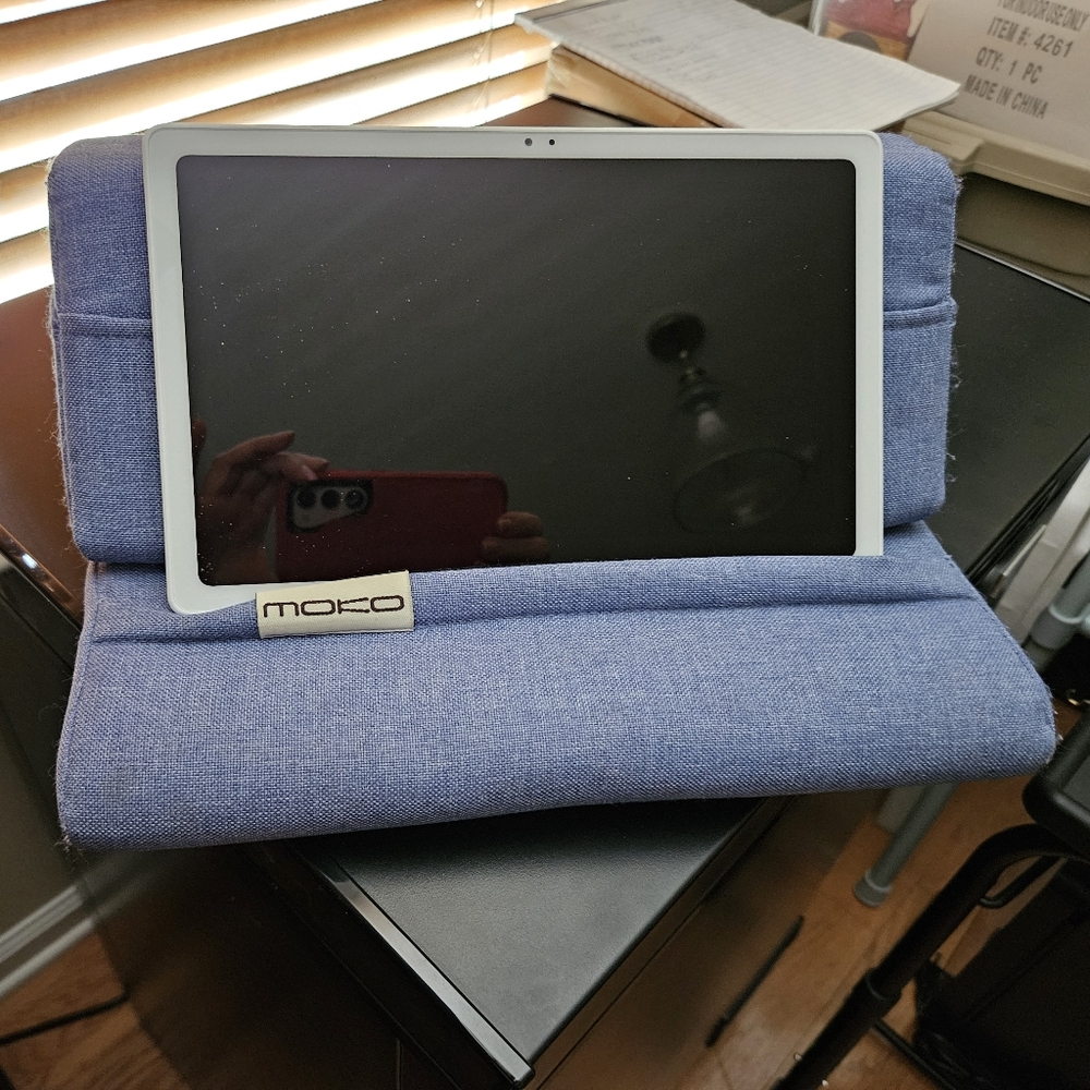MOKO Soft Pillow Tablet Holder